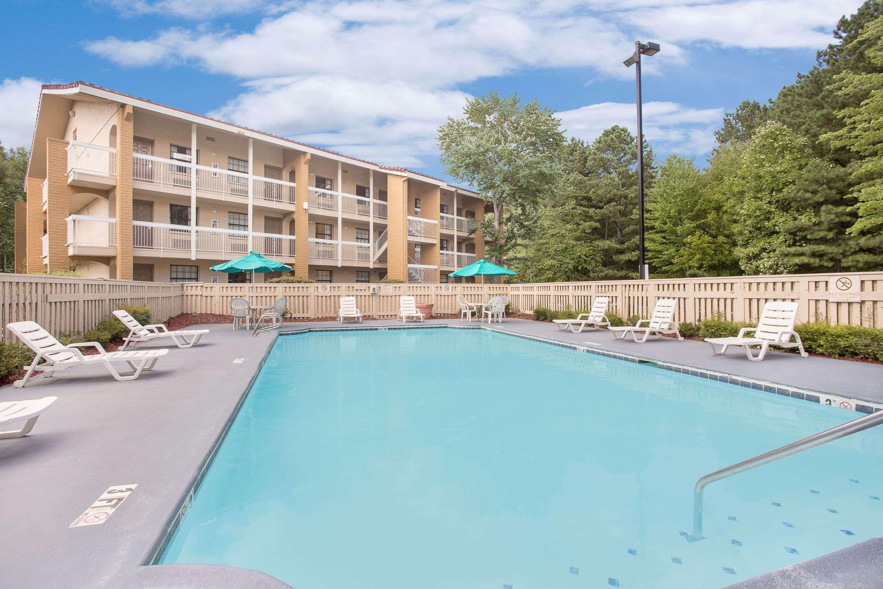 Super 8 By Wyndham Austell/Six Flags Hotel Exterior photo